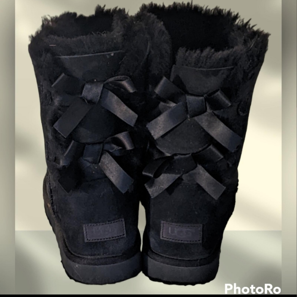 UGG Bailey Bow Short Boots Size 10 NWOT